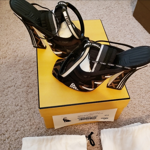 🚫SOLD🚫🌟💐HP🌟💐Fendi Heels - Picture 4 of 5